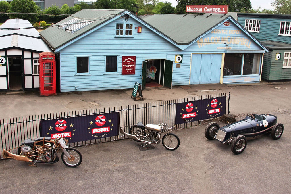 Motul in Inghilterra con il Brooklands Museum di Surrey
