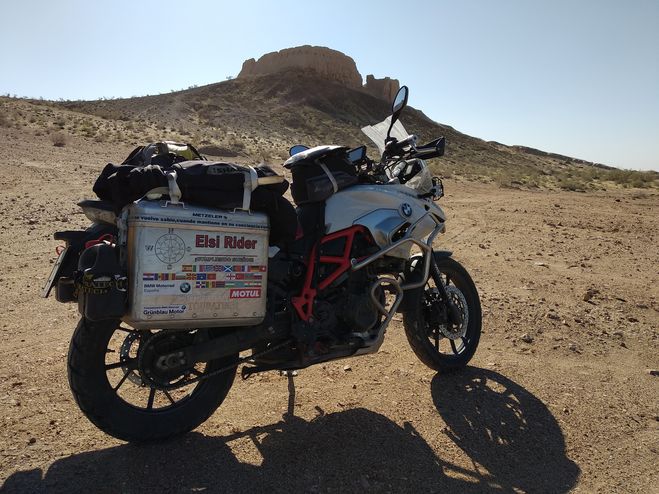 ELSI RIDER CUMPLE SU SUEÑO DE VIAJAR AL MAR DE ARAL