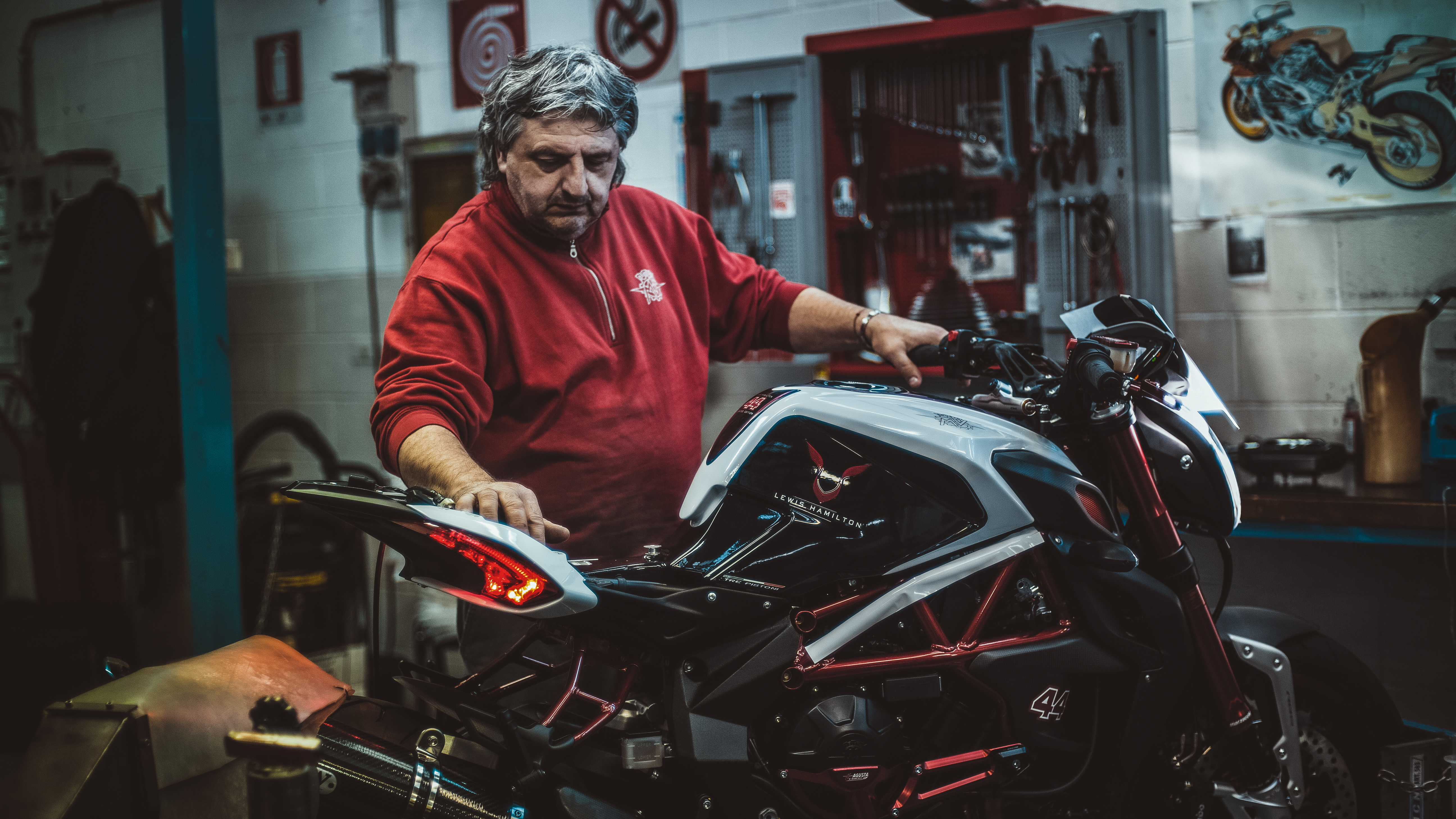 MV AGUSTA ΚΑΙ MOTUL: ΔΕΝ ΕΧΕΙ ΝΑ ΚΑΝΕΙ ΜΕ ΤΟΝ ΠΡΟΟΡΙΣΜΟ; ΟΛΑ ΕΙΝΑΙ ΓΙΑ ΤΟ ΤΑΞΙΔΙ.