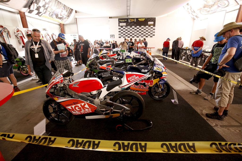 Rollendes Grand-Prix-Museum begeistert Fans historischer Bikes beim HJC Helmets Motorrad Grand Prix Deutschland