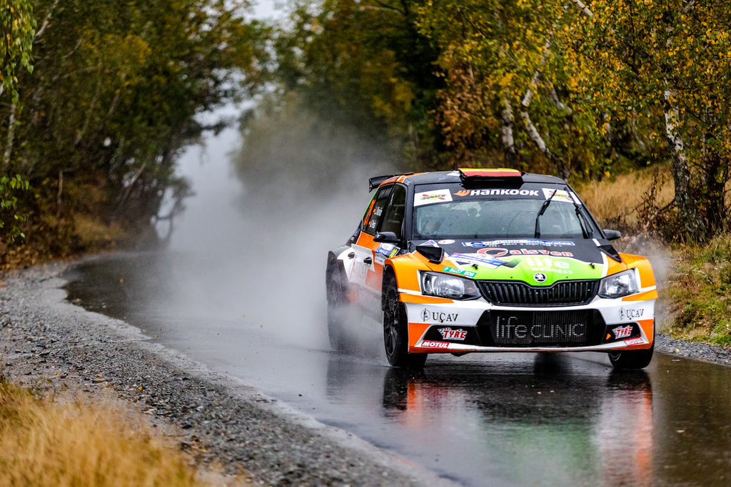 El piloto de Palas de Rey se sitúa entre los favoritos a la victoria final en el Tour European Rallye a falta de una prueba