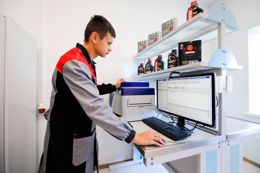 Новое оборудование в лаборатории эксплуатационных материалов MOTUL в ДВФУ