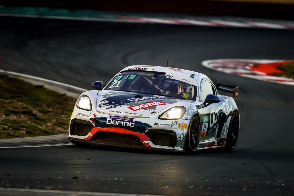 Platz 2 für Dennis Fetzer zum Saisonabschluss der ADAC GT4 Germany