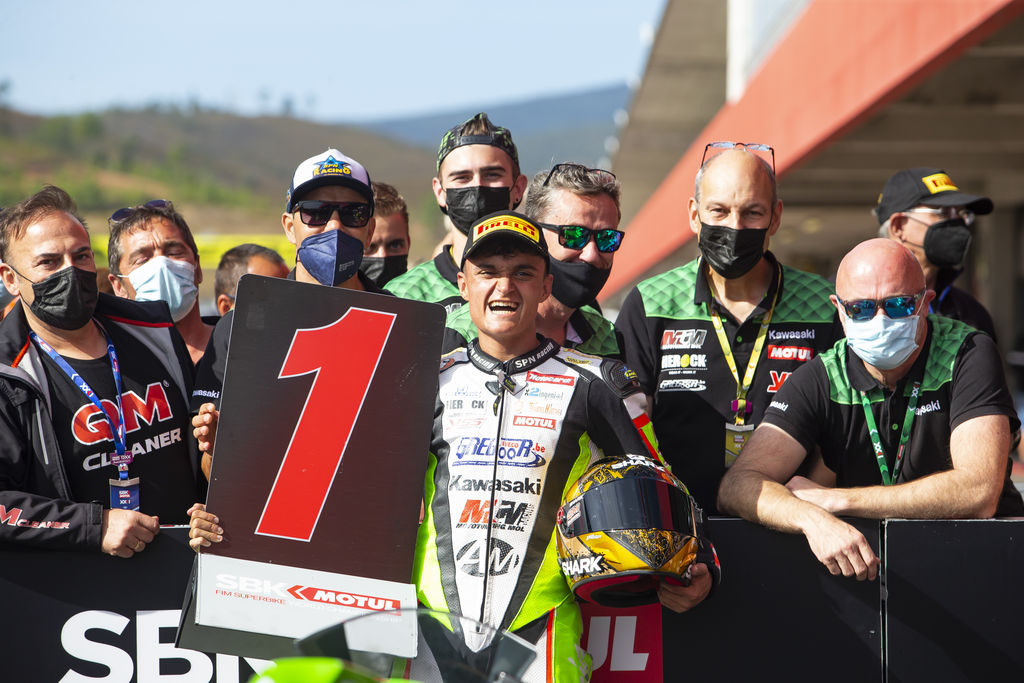 El piloto español Adrián Huertas se alzó con la corona del Campeonato WorldSSP en Portimão.
