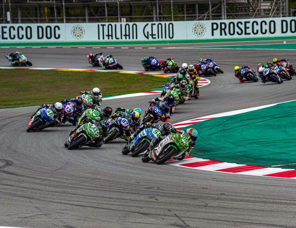 ¡EL CORREDOR ESPAÑOL ADRIAN HUERTAS GANA EL CAMPEONATO WORLDSSP300 2021!