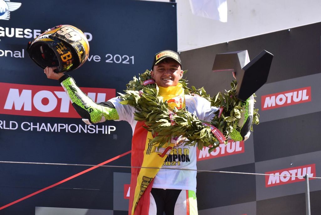 ¡EL CORREDOR ESPAÑOL ADRIAN HUERTAS GANA EL CAMPEONATO WORLDSSP300 2021!