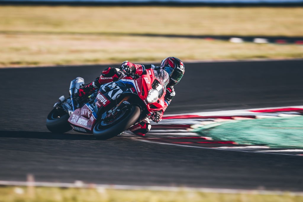 El equipo Yoshimura SERT Motul se llevó la corona del campeonato mundial durante la carrera EWC en Most el pasado fin de semana. Yohei Kato, director técnico del equipo Yoshimura SERT Motul, nos constesta después de una temporada emocionante.